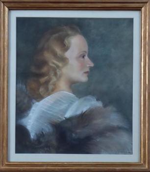 Porträt einer Blondine mit Fell Porträt einer Blondine mit Fell